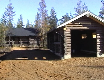 Mökki ja autokatos/varastorakennus
